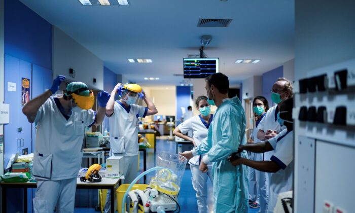 Nhân viên y tế đang mang đồ bảo vệ trước khi làm việc với bệnh nhân nhiễm coronavirus COVID-19.