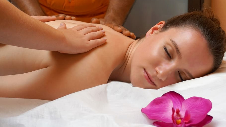 Apoyo a los beneficios de la chica del masaje