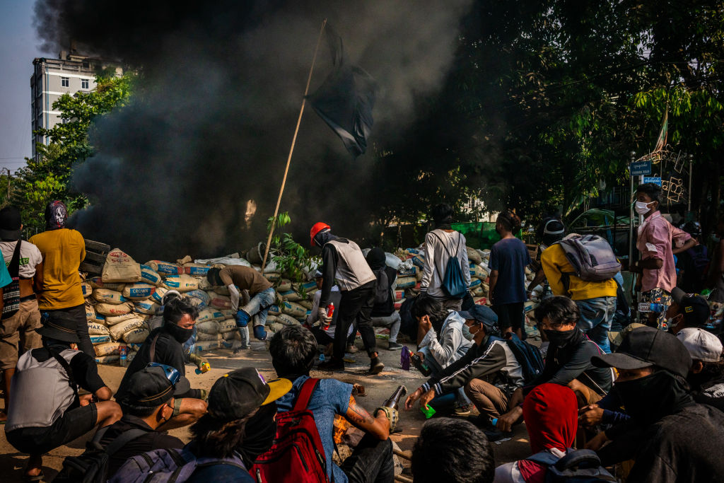 Miles de refugiados birmanos huyen a Tailandia tras bombardeos del Ejército  | Birmania | Golpe de Estado | Protestas | The Epoch Times en español