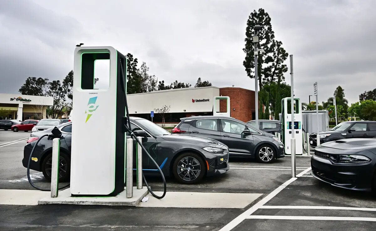 Vehículos eléctricos se cargan en una estación de carga en Monterey Park, California, el 12 de abril de 2023. (Frederic J. Brown/AFP vía Getty Images)